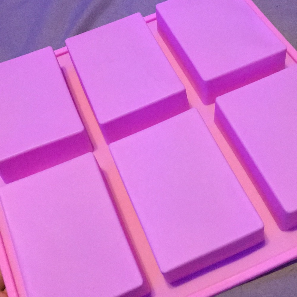 🎊Pink mold! - Picture 2 of 3